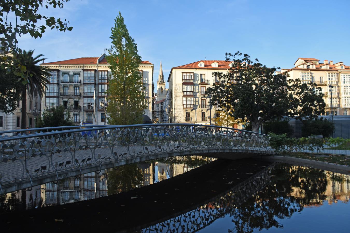 Los jardines de Pereda, con su puente sobre el estanque.
