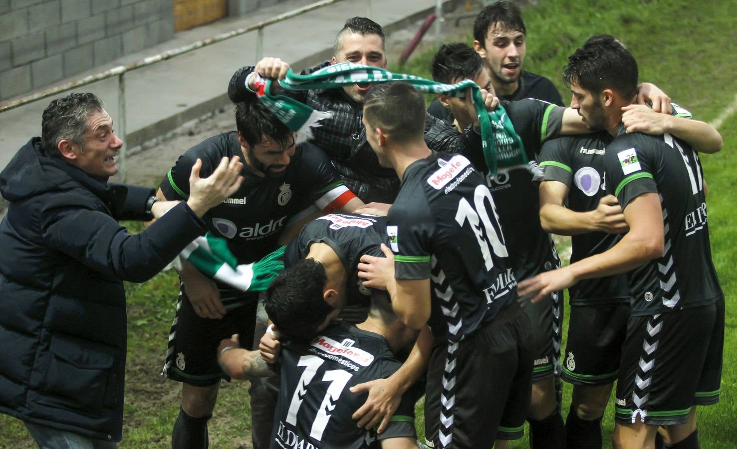 Celebrando el gol de Boiro con los jugadores del Racing.