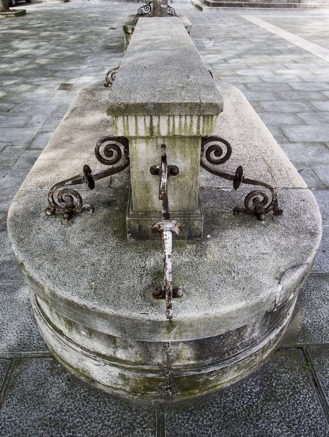 Antiguo banco de piedra en Correos,