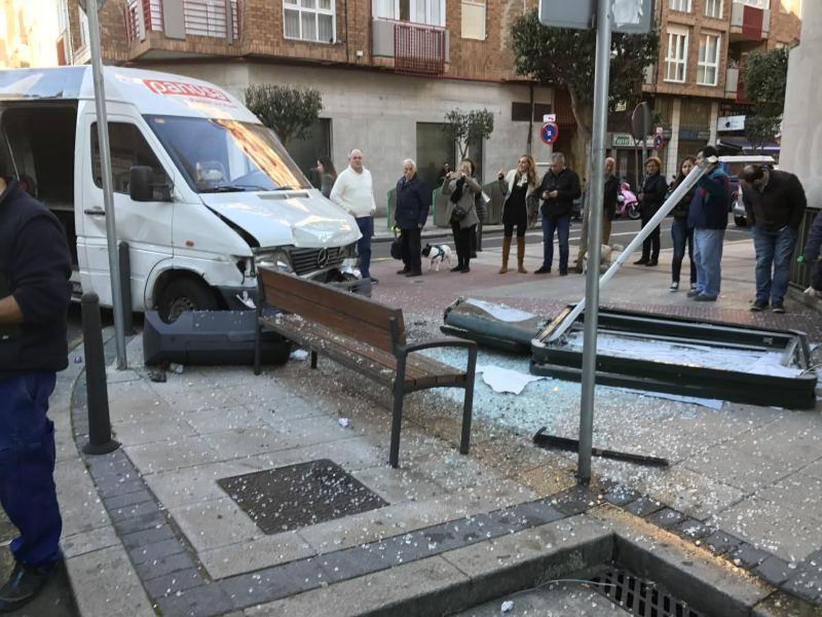 Una furgoneta se estrella contra una marquesina en Marqués de la Hermida