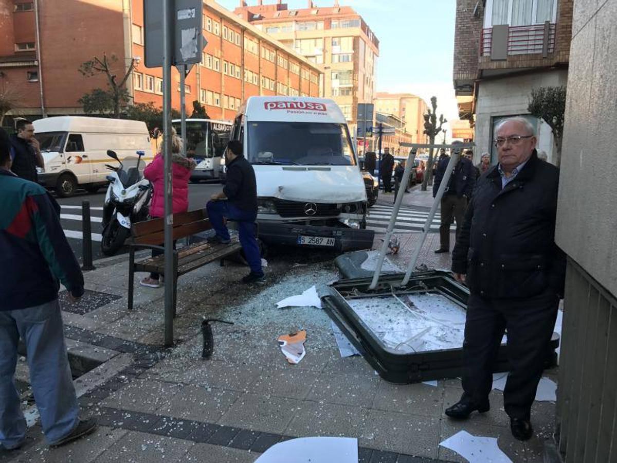 Una furgoneta se estrella contra una marquesina en Marqués de la Hermida