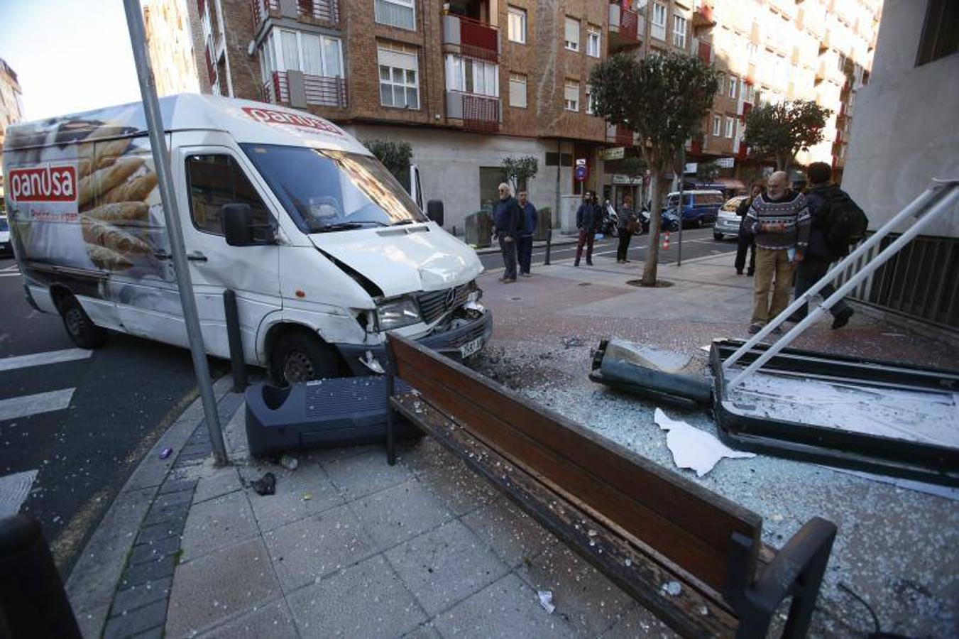 Una furgoneta se estrella contra una marquesina en Marqués de la Hermida