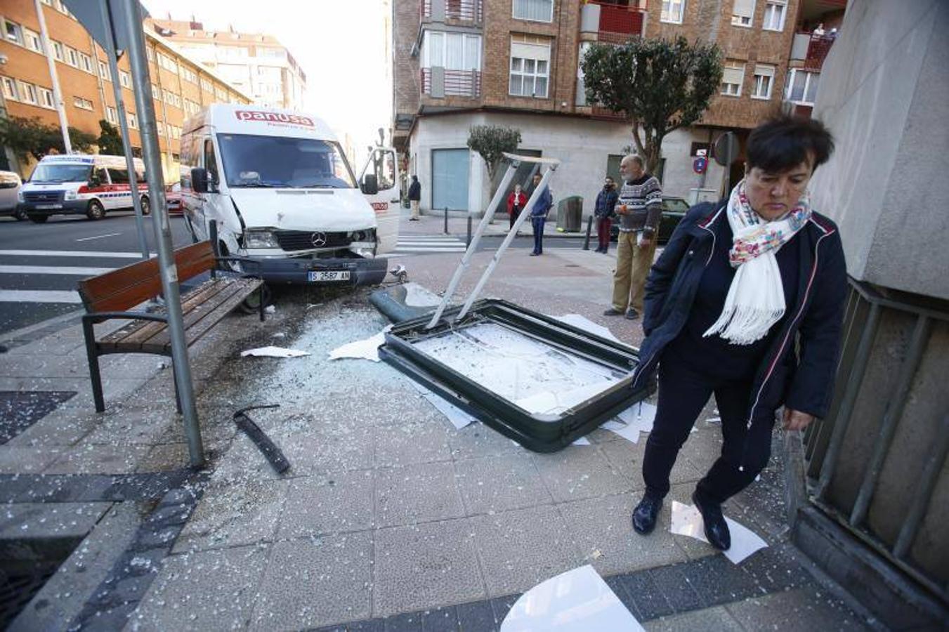 Una furgoneta se estrella contra una marquesina en Marqués de la Hermida
