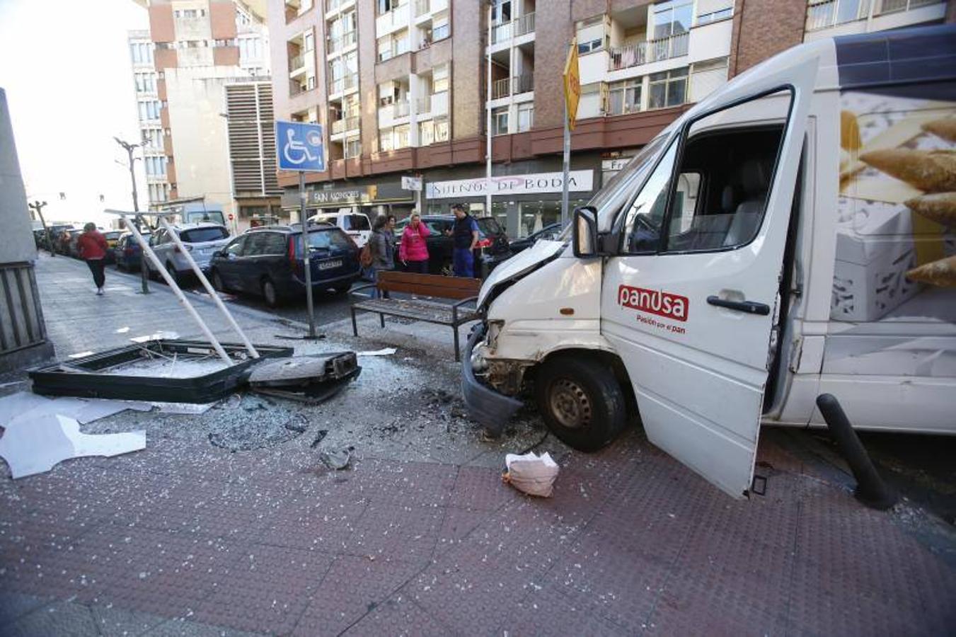 Una furgoneta se estrella contra una marquesina en Marqués de la Hermida