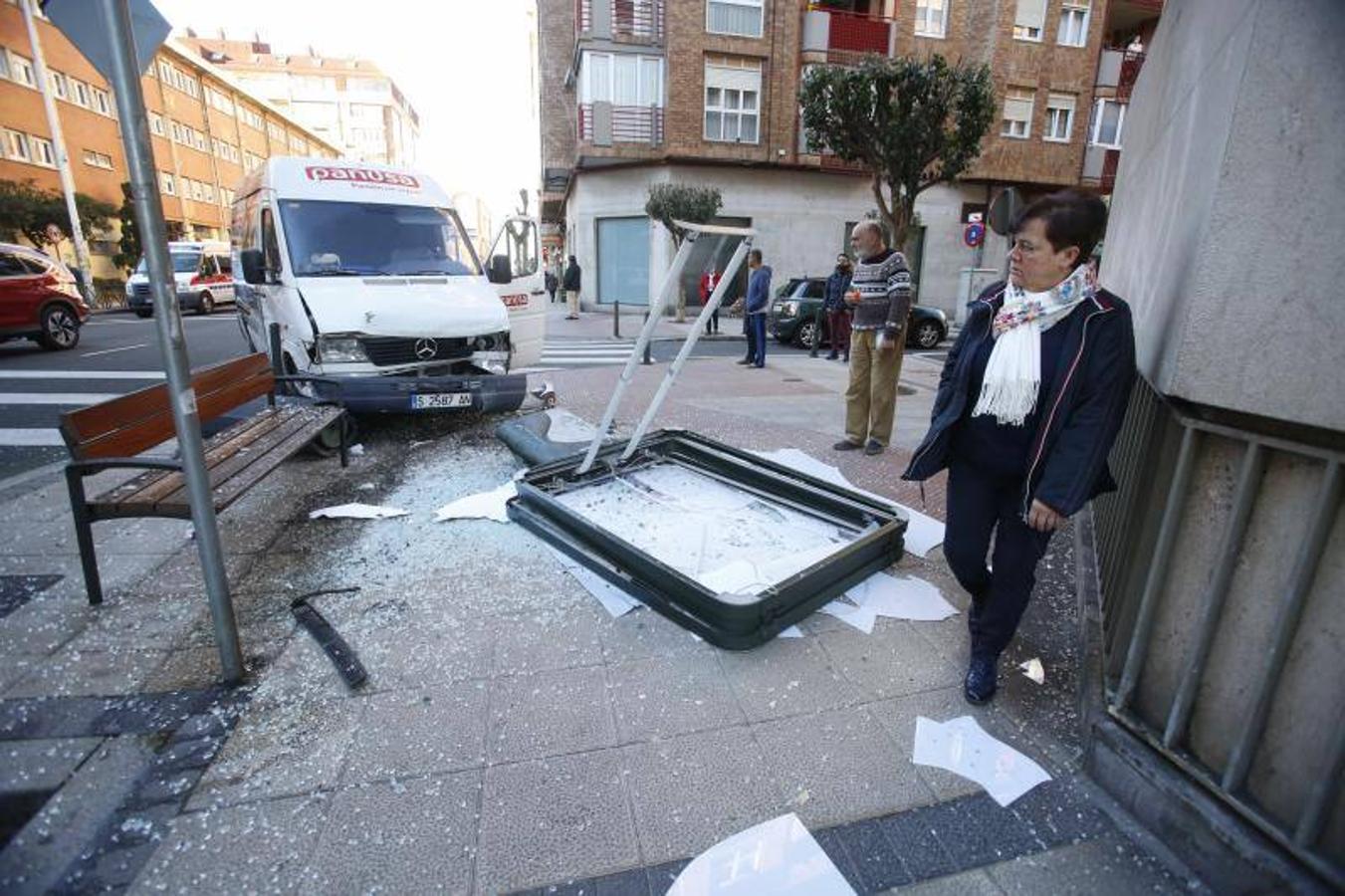 Una furgoneta se estrella contra una marquesina en Marqués de la Hermida