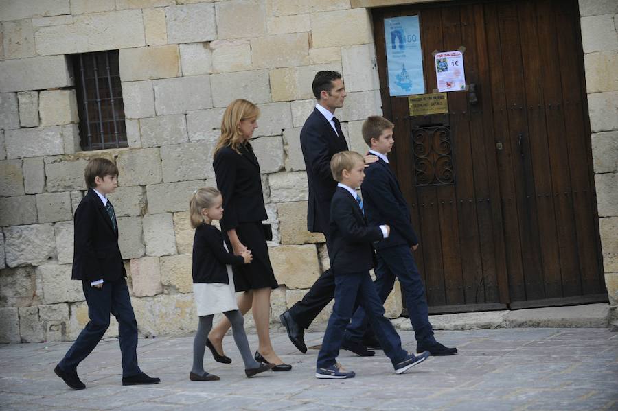 Los duques de Palma, Iñaki Urdangarín y Cristina de Borbón, acompañados de sus cuatro hijos , Pablo, Irene, Miguel y Juan Valentin (de i a d), se dirigen a la Basílica de Armentia (Vitoria) para asistir al sepelio del padre de Iñaki (2012).
