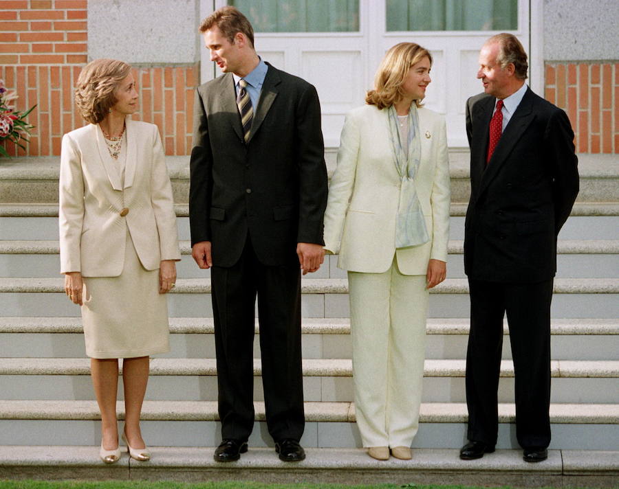 La infanta Cristina de Borbón junto con su prometido Iñaki Urdangarín, posando en las escaleras de entrada del Palacio de la Zarzuela con los reyes Juan Carlos I y Sofía de Grecia (1997).