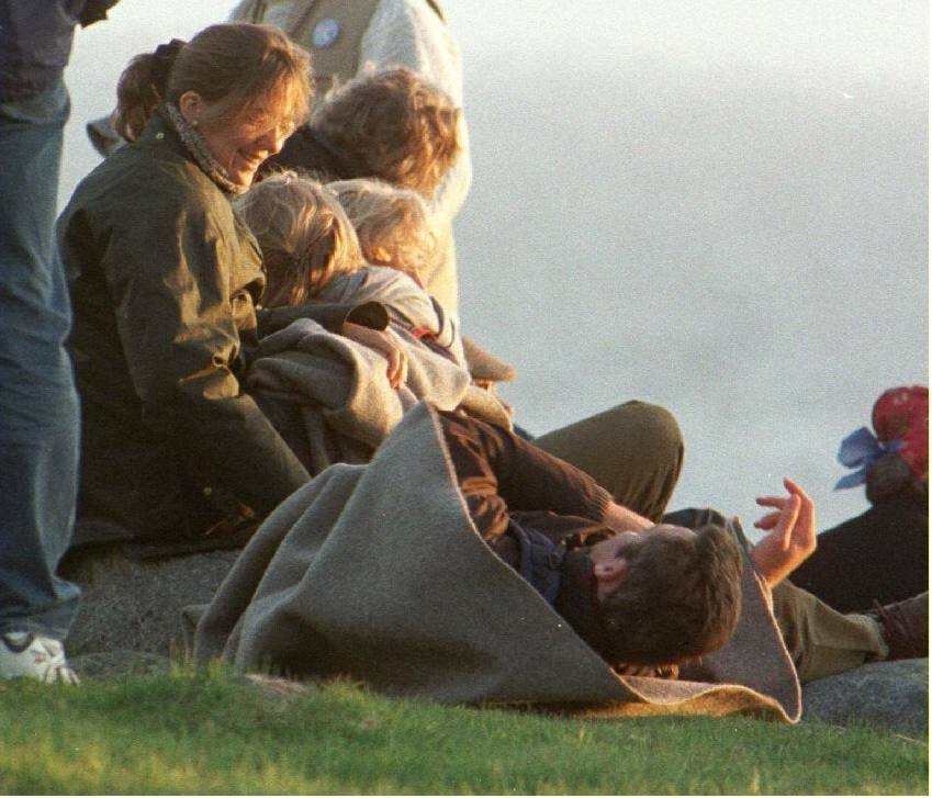 Desde que se hiciera público su noviazgo, fueron frecuentes las imágenes de la infanta Cristina y Urdangarin en actitud cariñosa y distendida, como esta imagen en la que sonríe al ver cómo se resbala con una manta durante un viaje a Noruega (1997).