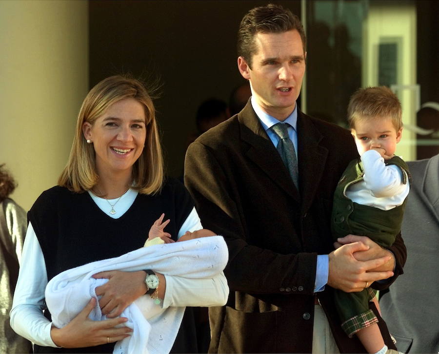 Poco después nacería el segundo hijo de la pareja, Pablo Nicolás. En la imagen, la Infanta Cristina posa con el bebé, su esposo Iñaki Urdangarín y su primogénito Juan Valentín al abandonar la clínica.