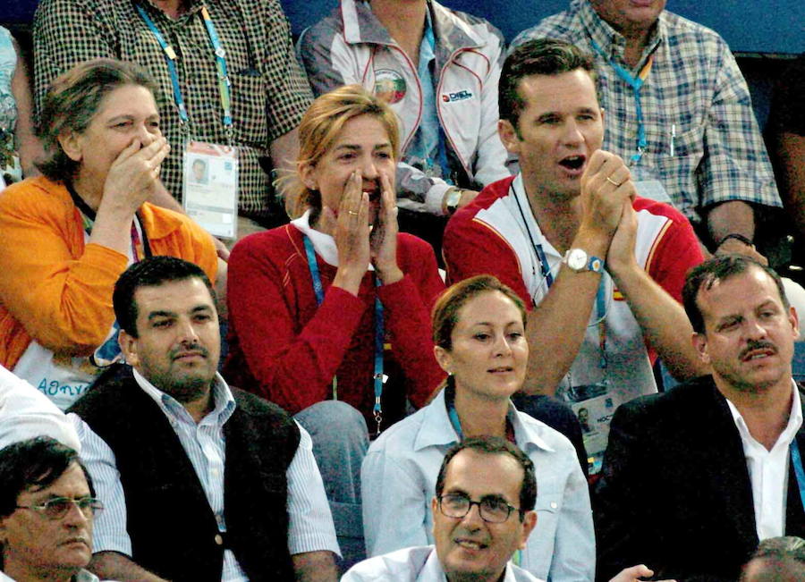 La Infanta Cristina (centro) y su esposo, Iñaki Urdangarín, animan a la nadadora española Nina Jivanevskaia en la final de los 100 metros espalda de los Juegos Olímpicos de Atenas (2004).