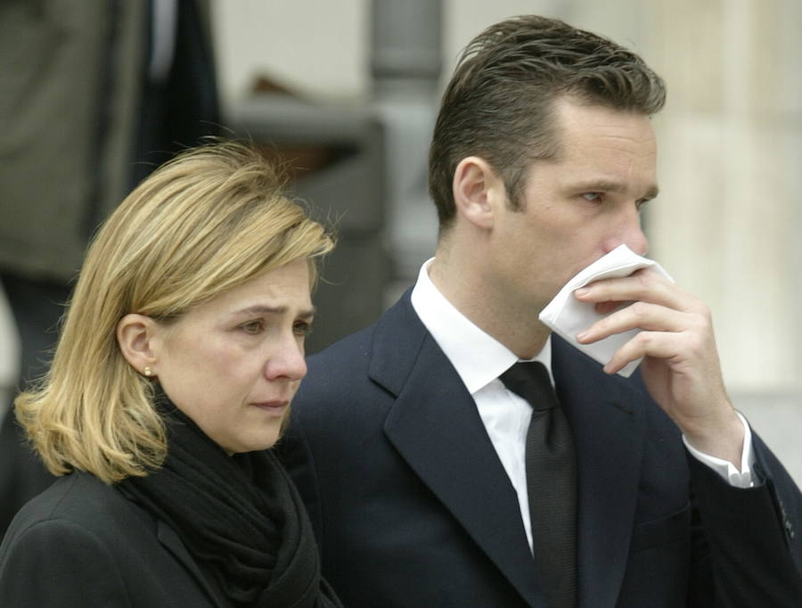 La Infanta y Urdangarín no pueden reprimir las lágrimas al término del funeral de Estado, celebrado en La Almudena, en homenaje a las víctimas del 11-M (2004).