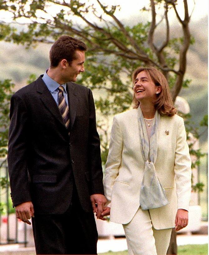 En 1997, la infanta Cristina y su prometido Iñaki Urdangarin oficializaron su compromiso con un anuncio en La Zarzuela.