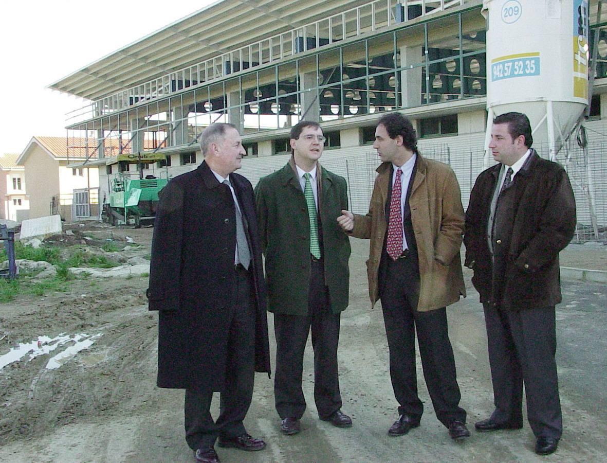 En el año 2000, girando visita al futuro pabellón deportivo de Guarnizo