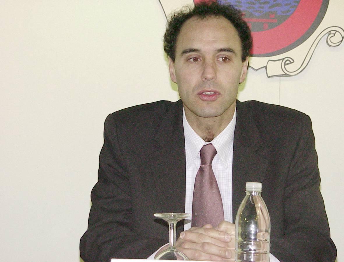 Compareciendo ante los medios en el 2001