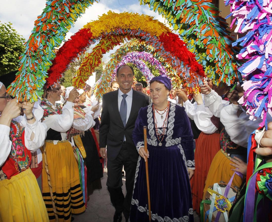 Bajo los floridos arcos del Día de Cantabria en Cabezón de la Sal