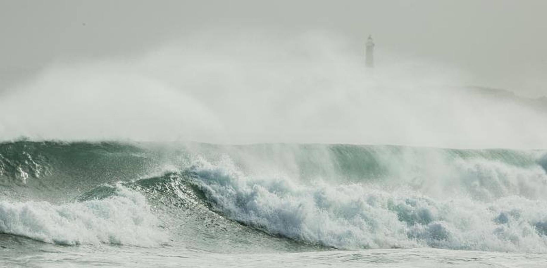 Impresionantes olas este lunes en Cantabria, en alerta naranja por mala mar