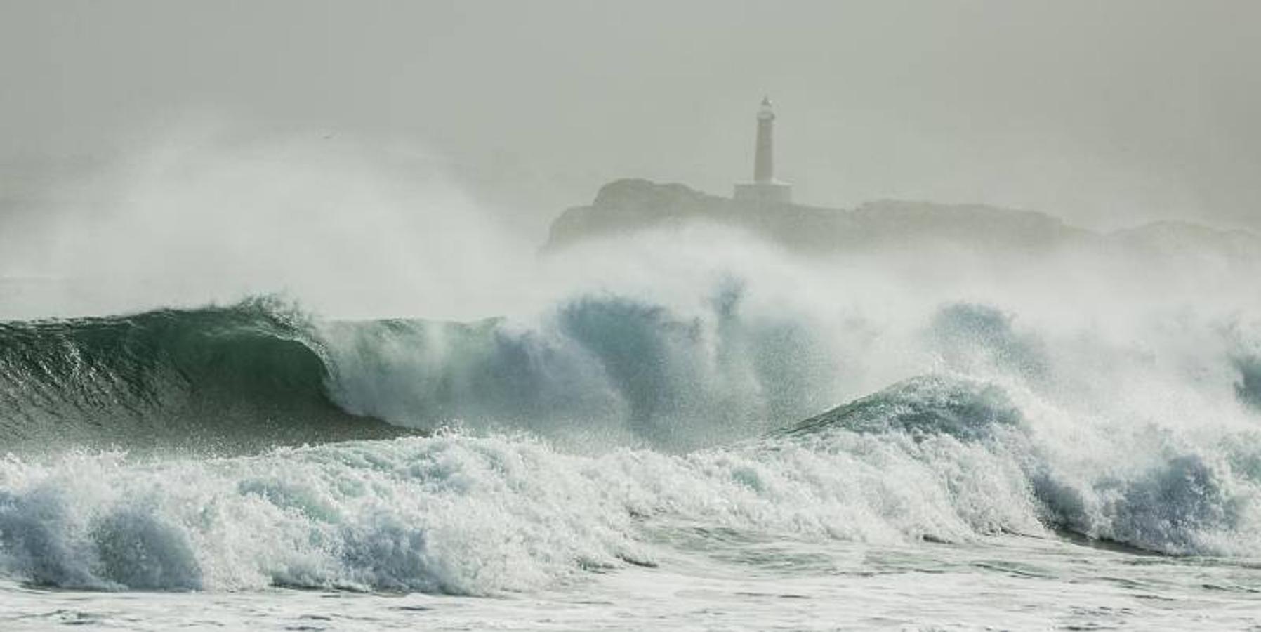 Impresionantes olas este lunes en Cantabria, en alerta naranja por mala mar
