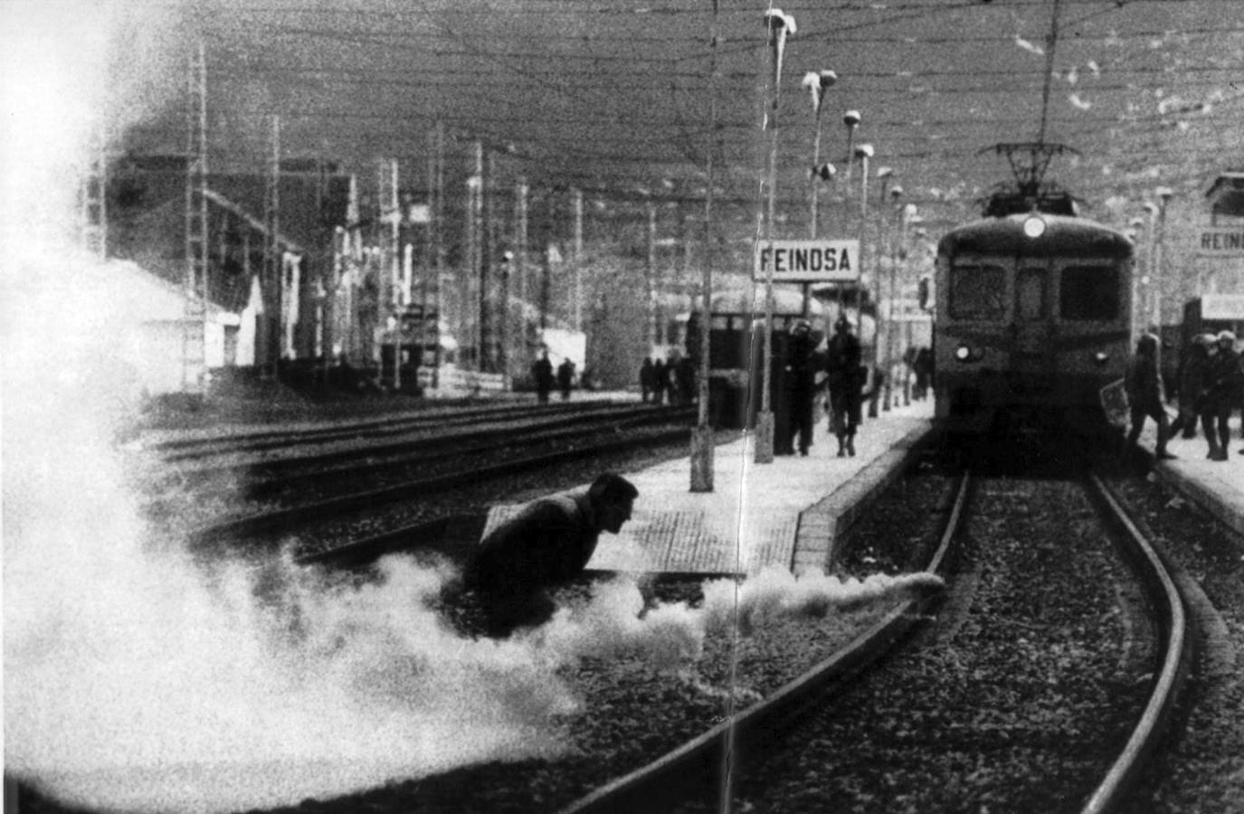 Enfrentamientos en la estación de ferrocarril con botes de humo.