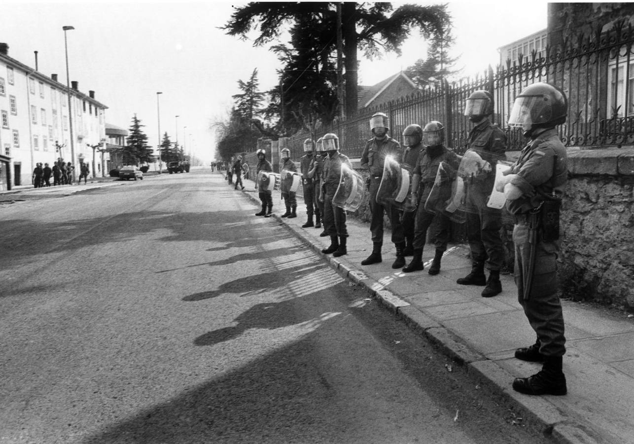 Miembros de la Guardia Civil en las proximidades de la estación de ferrocarril.