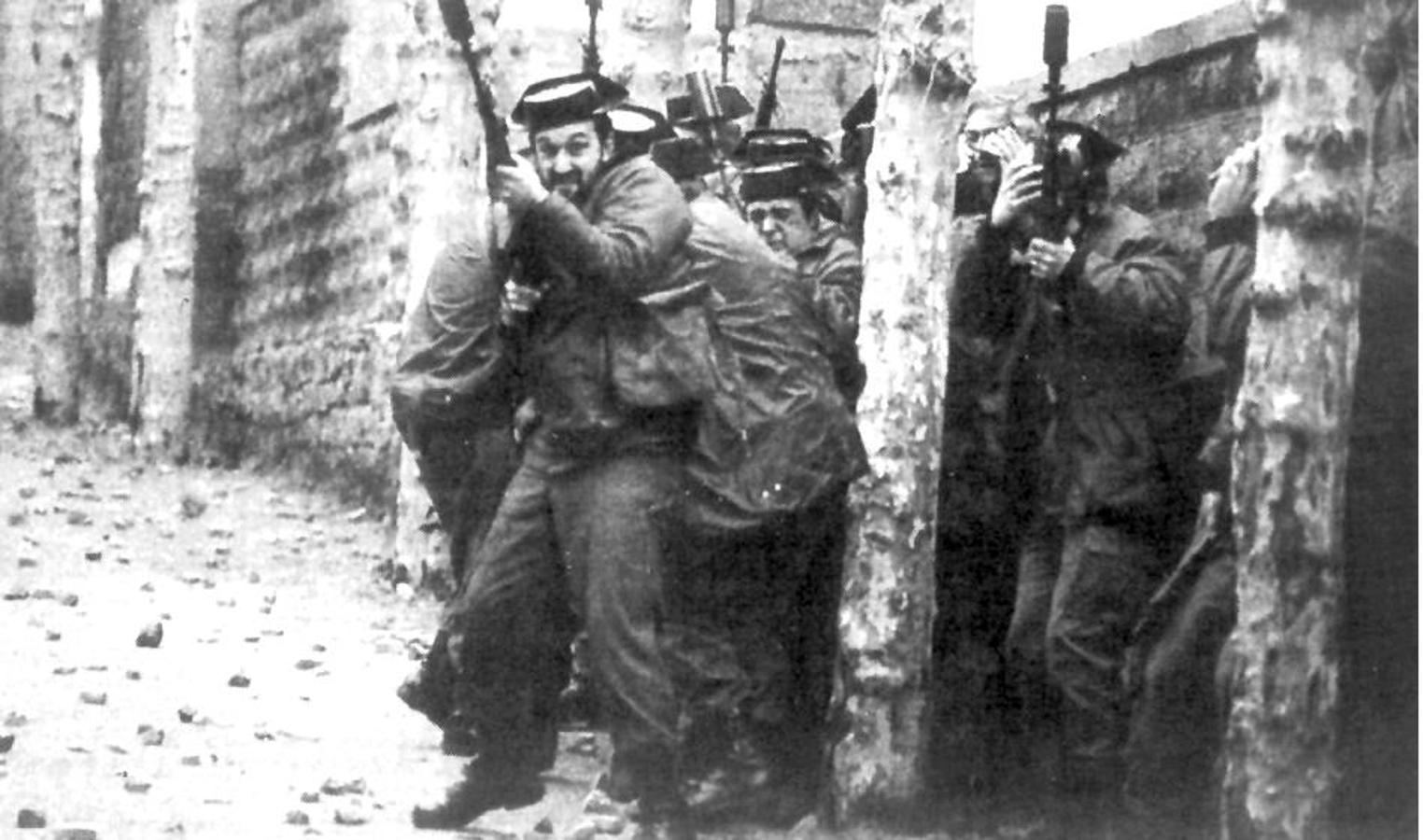 Durante los enfrentamientos, varios guardias civiles quedaron aislados y fueron escoltados hasta la fábrica y entregados a sus compañeros, tras lograr el compromiso de la Guardia Civil de abandonar el pueblo. Con esta imagen, el fotoperiodista Ángel Martínez Colina ganó el Premio Ortega y Gasset de periodismo gráfico en 1988.