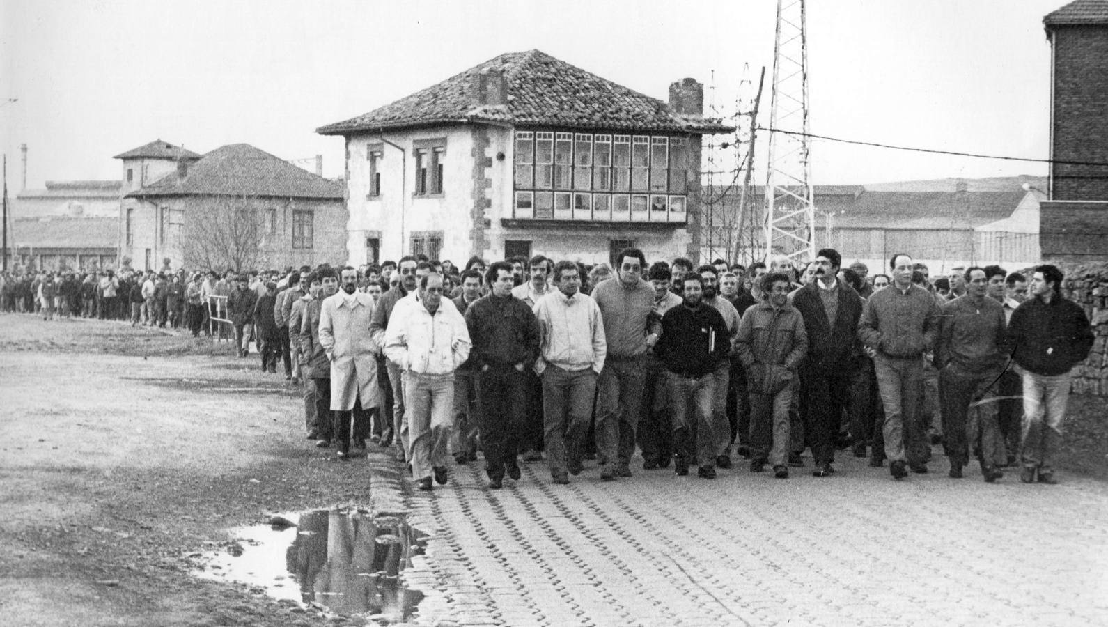 El comité de empresa encabeza la marcha de trabajadores en las proximidades de la fábrica, en marzo de 1987.