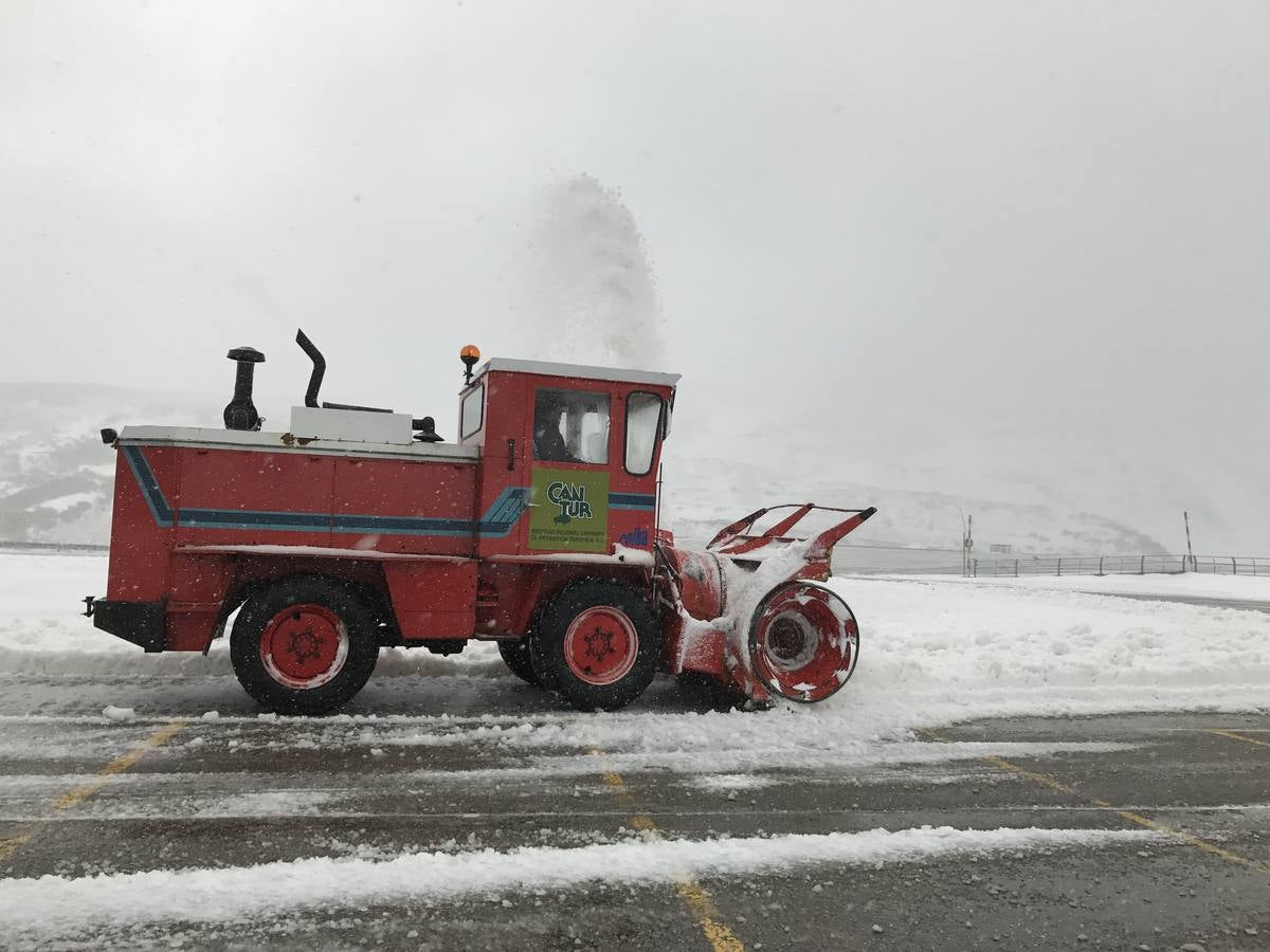 Máquinas quitanieves, esta mañana en Brañavieja