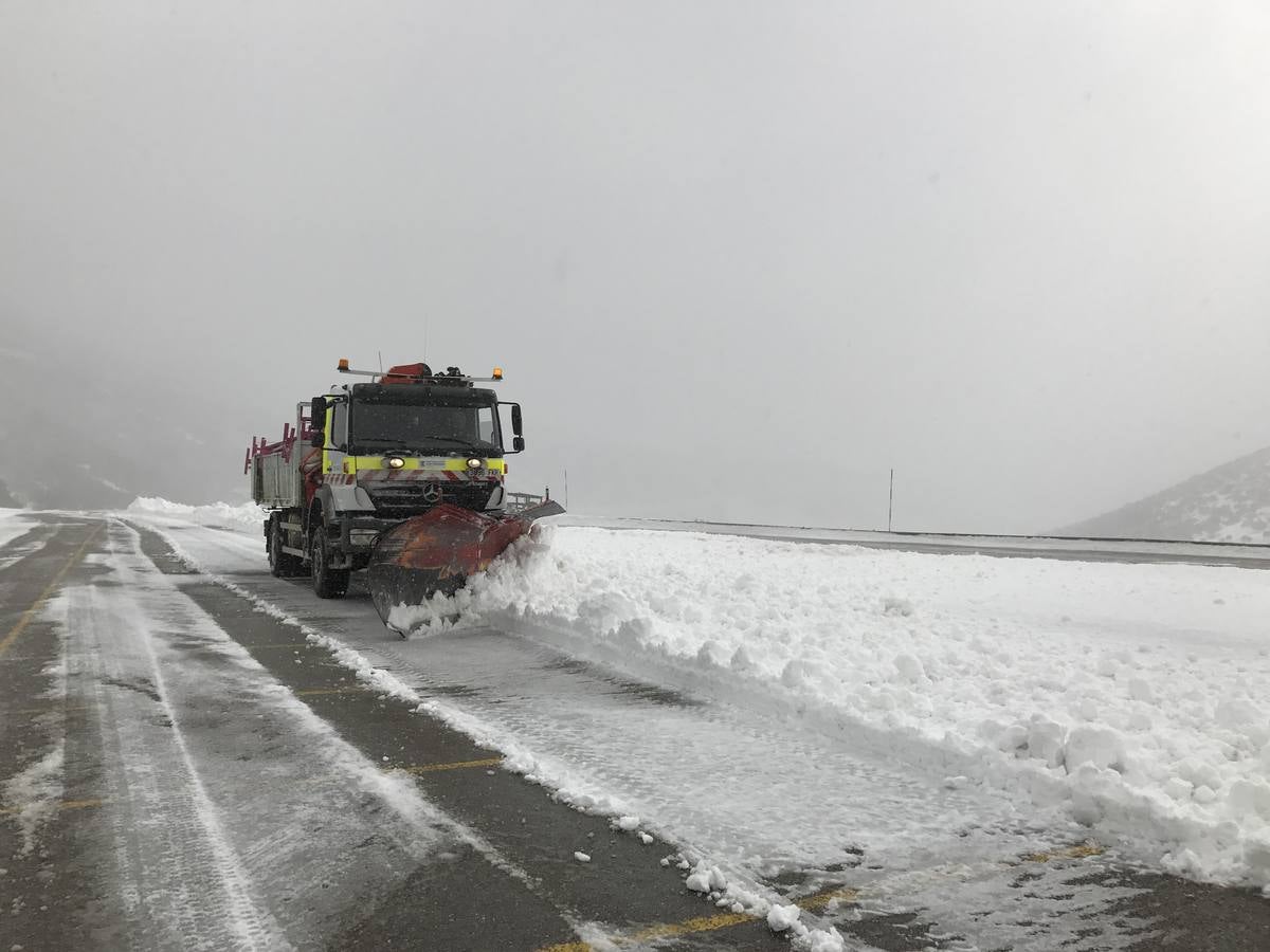 Máquinas quitanieves, esta mañana en Brañavieja