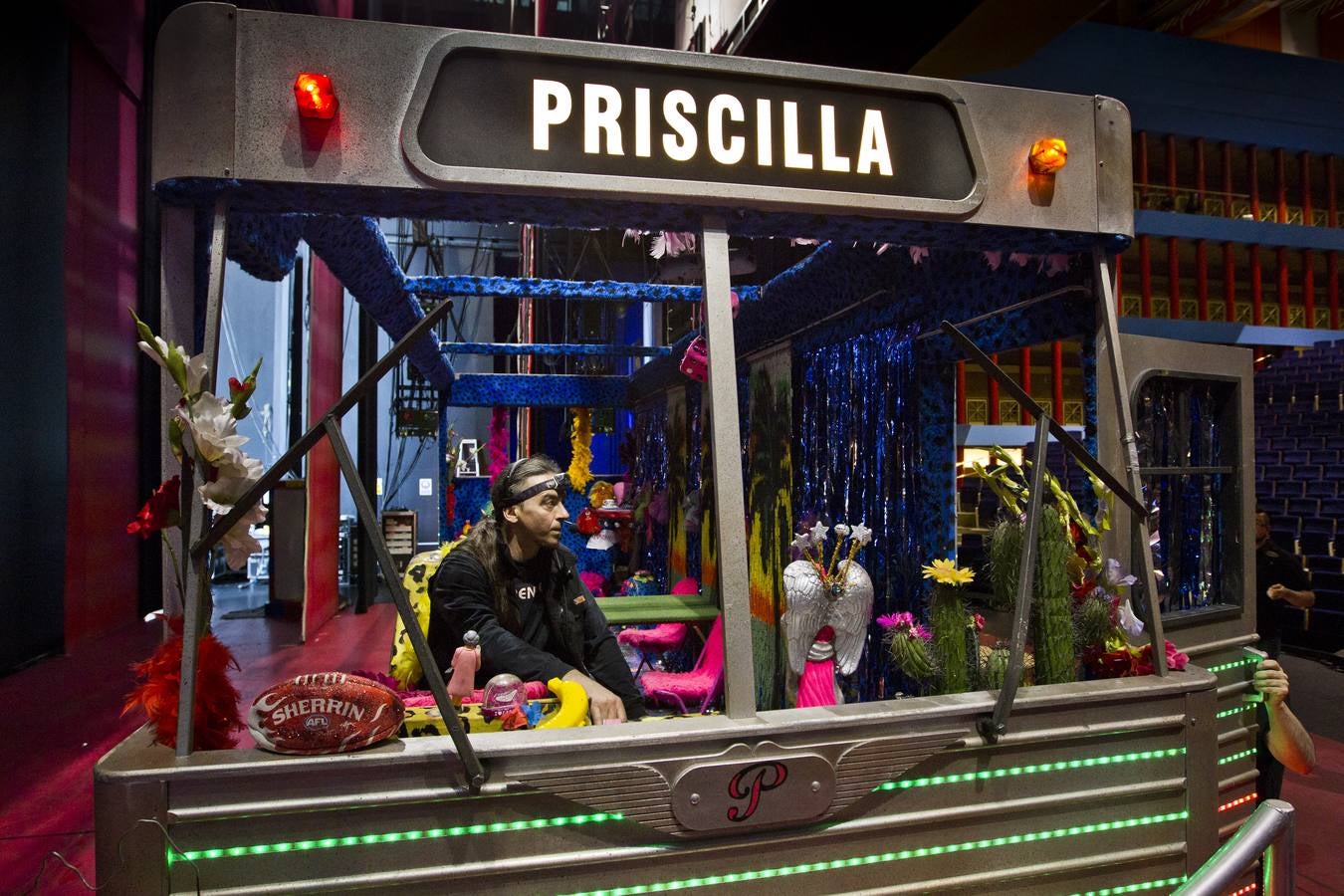 Ensayo y preparativos del musical Priscilla