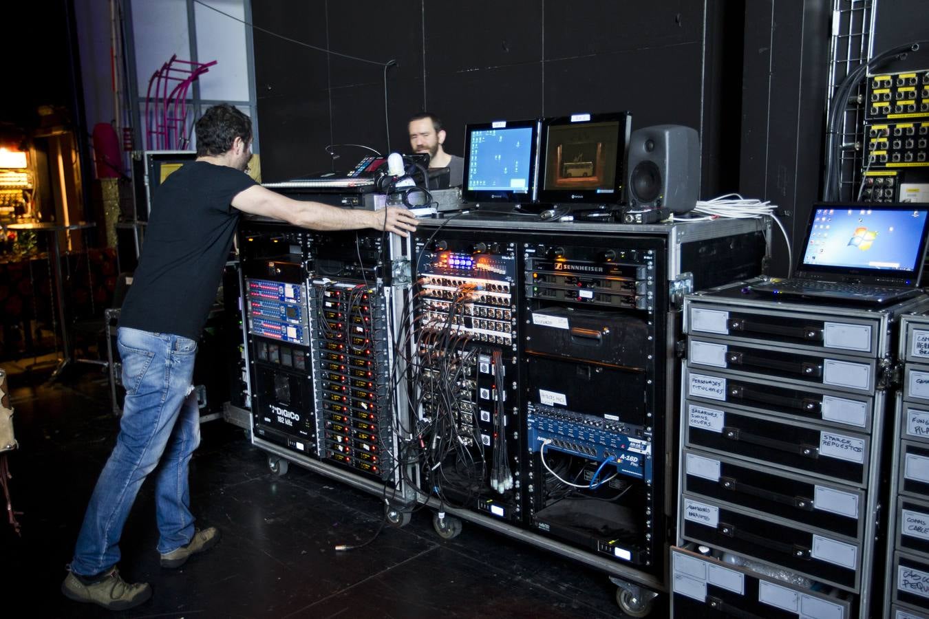 Ensayo y preparativos del musical Priscilla