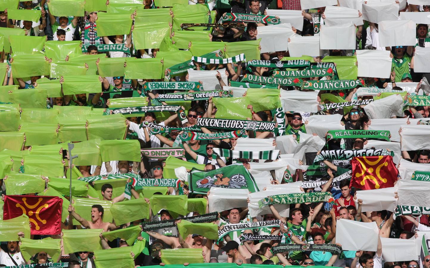 Las mejores imágenes del partido del Racing en León con las gradas repletas de aficionados verdiblancos