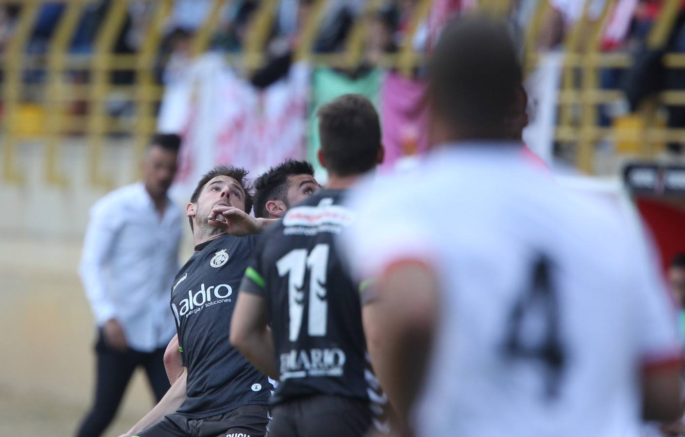 Las mejores imágenes del partido del Racing en León con las gradas repletas de aficionados verdiblancos