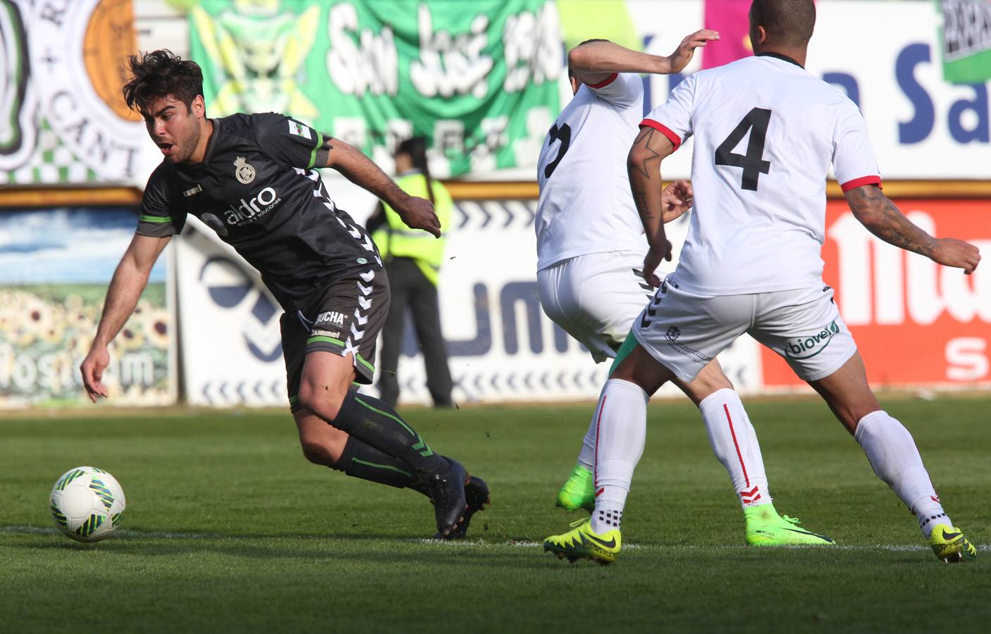 Las mejores imágenes del partido del Racing en León con las gradas repletas de aficionados verdiblancos
