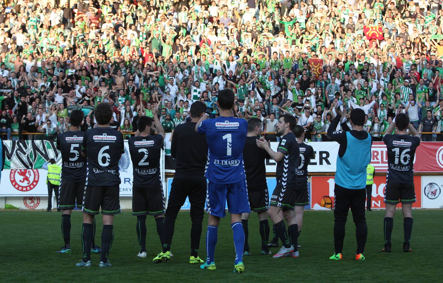 Las mejores imágenes del partido del Racing en León con las gradas repletas de aficionados verdiblancos