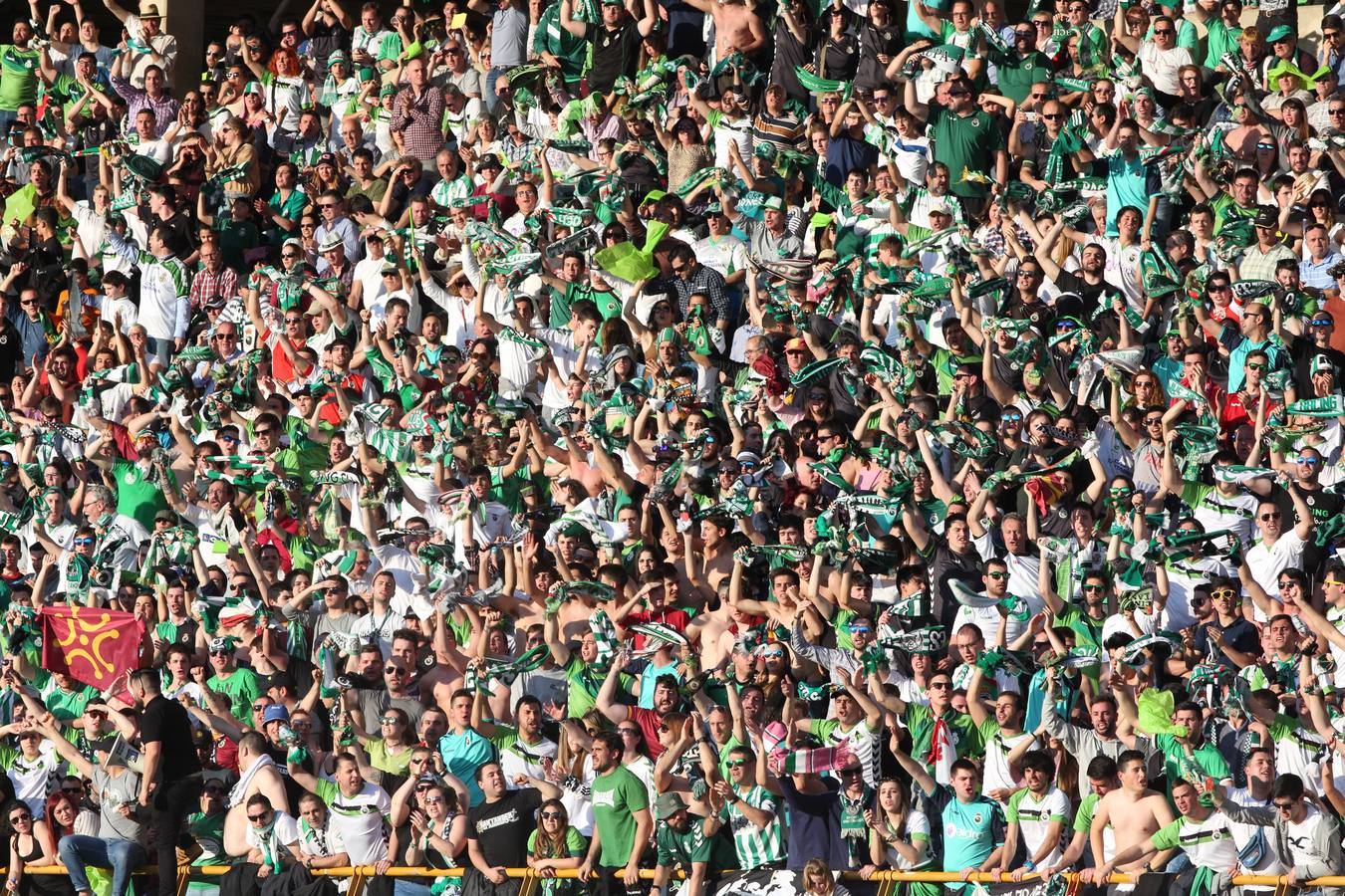 Las mejores imágenes del partido del Racing en León con las gradas repletas de aficionados verdiblancos