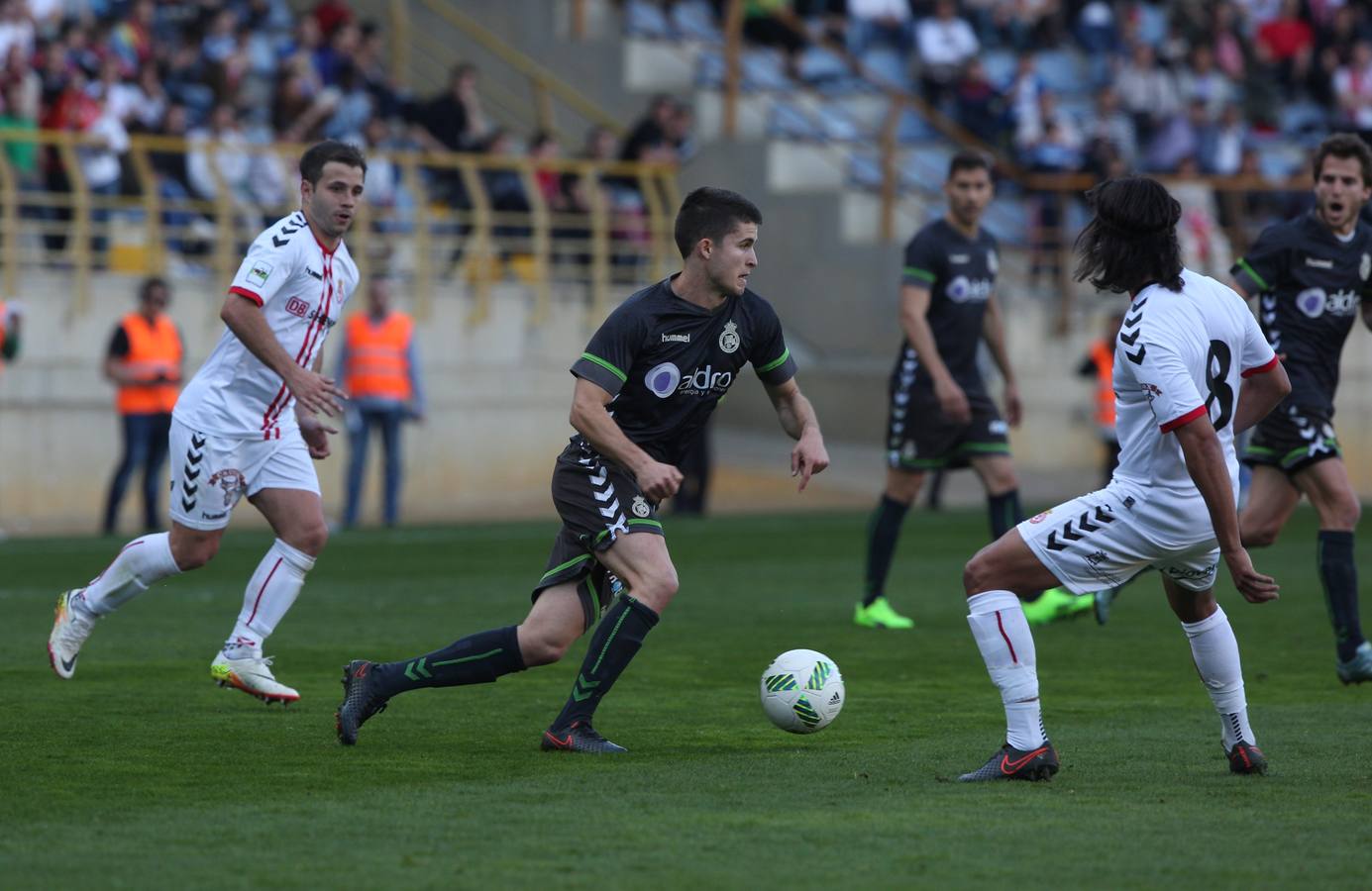 Las mejores imágenes del partido del Racing en León con las gradas repletas de aficionados verdiblancos