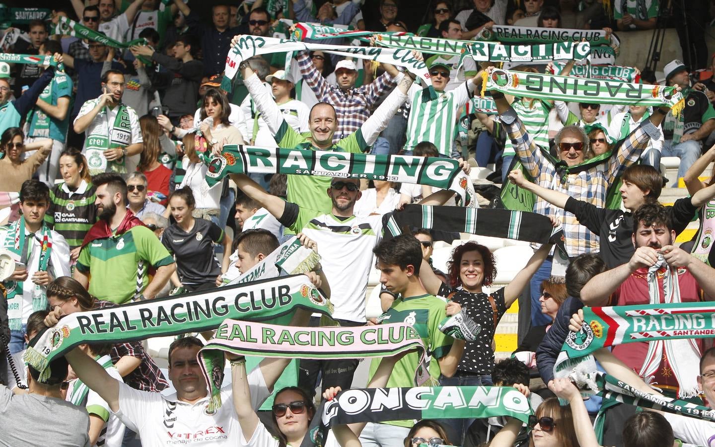 Las mejores imágenes del partido del Racing en León con las gradas repletas de aficionados verdiblancos