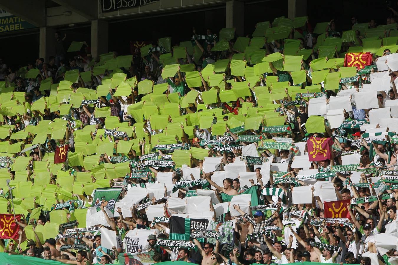 Las mejores imágenes del partido del Racing en León con las gradas repletas de aficionados verdiblancos