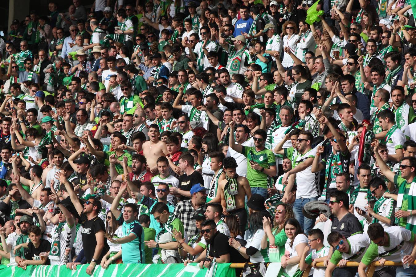 Las mejores imágenes del partido del Racing en León con las gradas repletas de aficionados verdiblancos