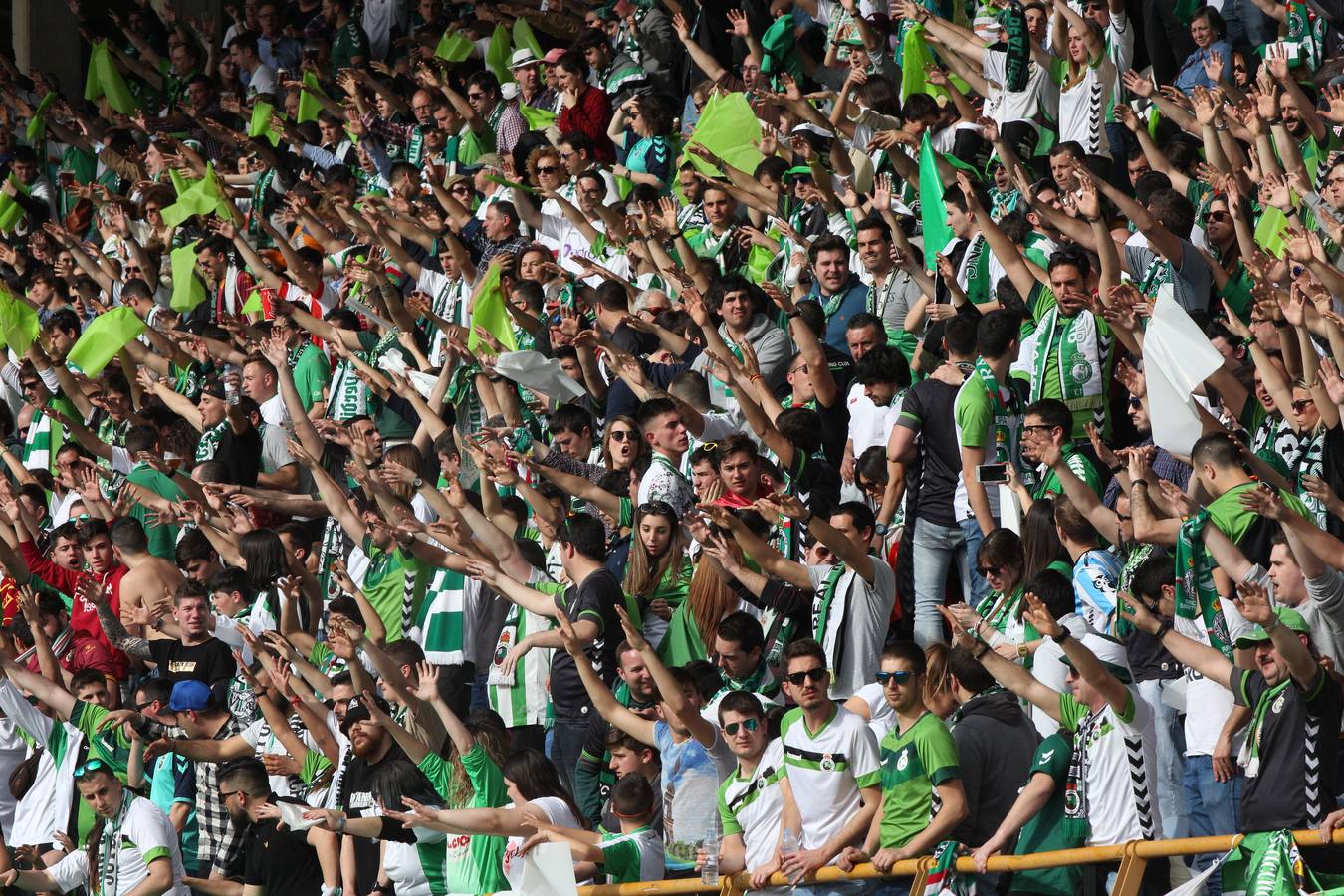Las mejores imágenes del partido del Racing en León con las gradas repletas de aficionados verdiblancos