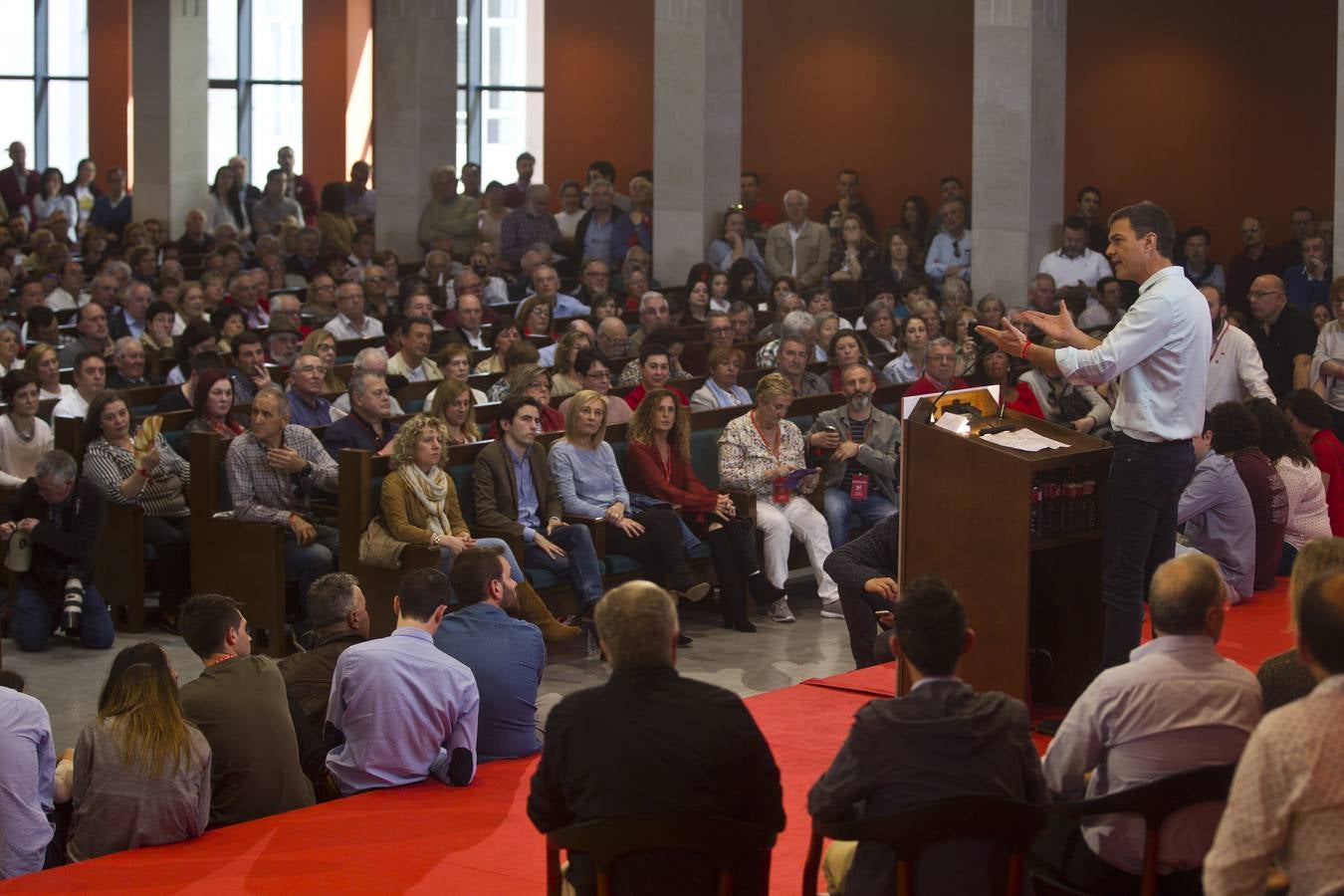 Mitin del PSOE con Pedro Sánchez, en el Paraninfo de la UC