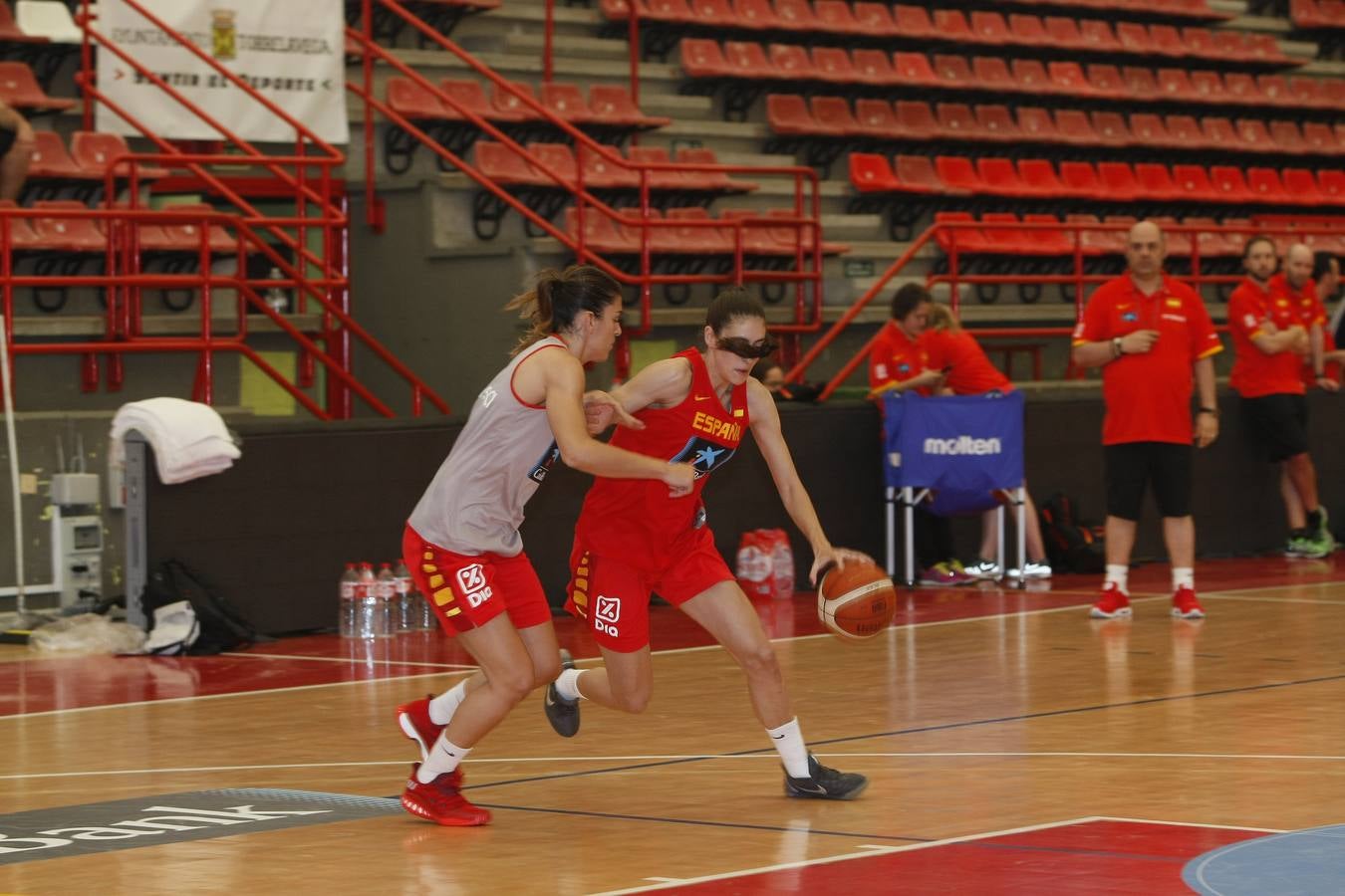 La selección española fememina entrena en Torrelavega
