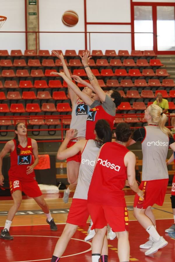 La selección española fememina entrena en Torrelavega