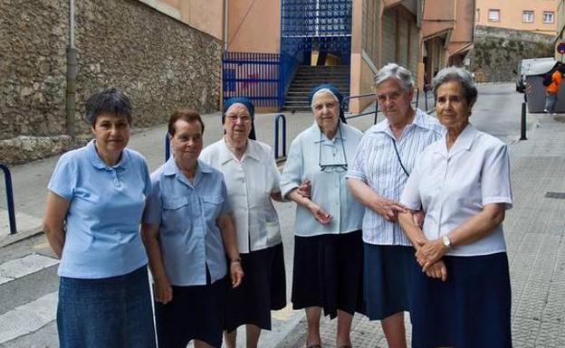 Desde la izquierda, las religiosas Esperanza Ruiz, Ángela Lana, Asunción González, María Luisa Abad, Isabel García y Purificación Blanco, delante de la entrada al colegio, en la calle Asilo.