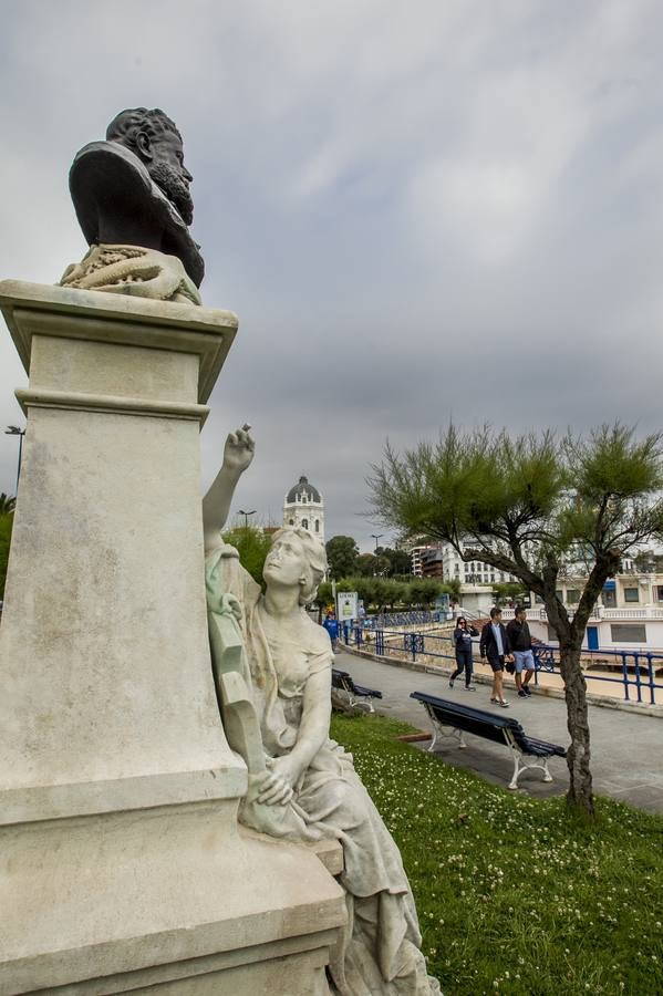 Destrozos en la figura de la Fama del monumento en honor a González de Linares