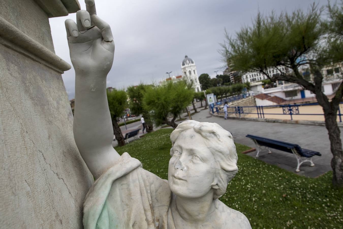 Destrozos en la figura de la Fama del monumento en honor a González de Linares