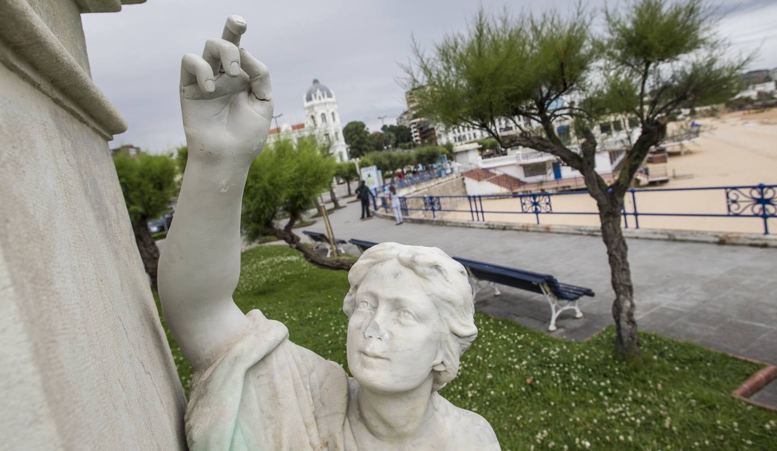 Destrozos en la figura de la Fama del monumento en honor a González de Linares