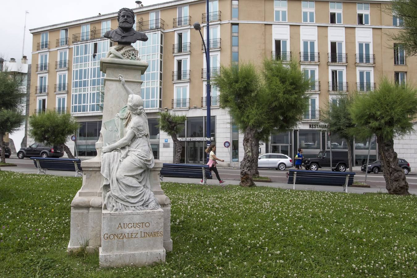 Destrozos en la figura de la Fama del monumento en honor a González de Linares