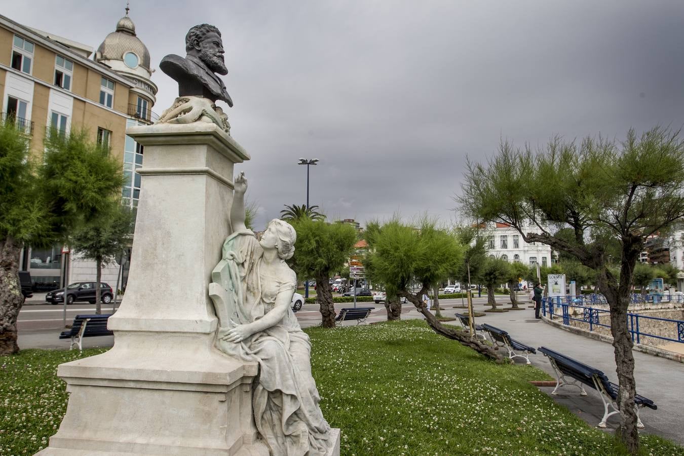 Destrozos en la figura de la Fama del monumento en honor a González de Linares