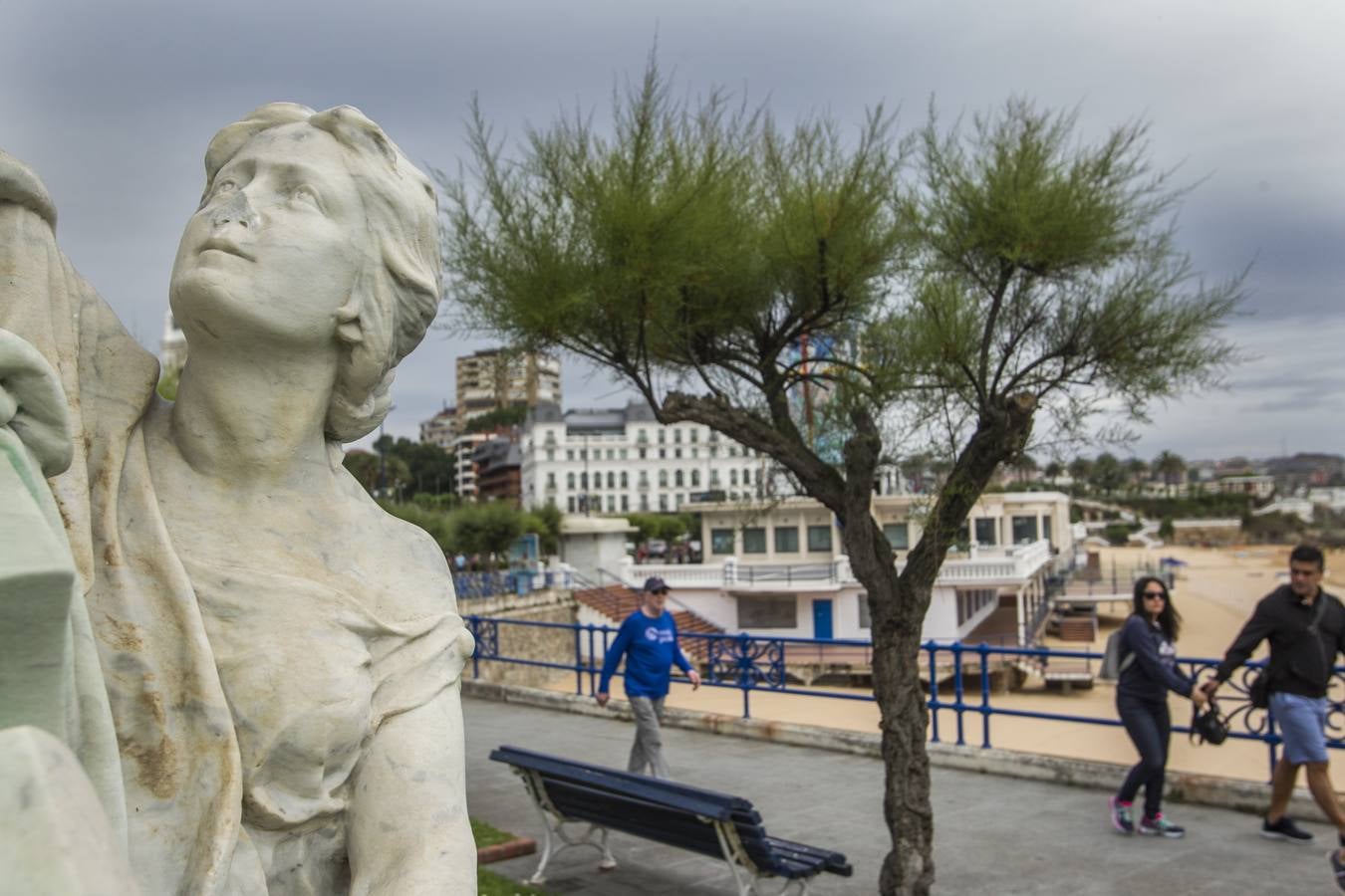 Destrozos en la figura de la Fama del monumento en honor a González de Linares