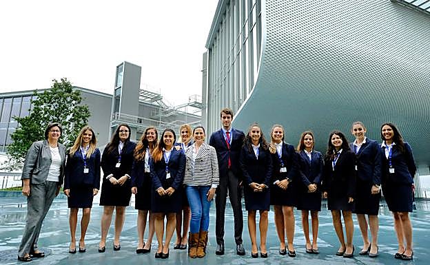 La concejala de Turismo, Miriam Díaz, con el personal que se ocuparán este verano de las oficinas de atención a los visitantes